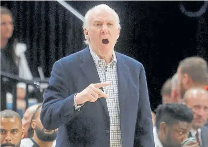  ?? AP ?? Furioso. Gregg Popovich, el entrenador de los Spurs, reacciona ante el presente de su equipo en la NBA.