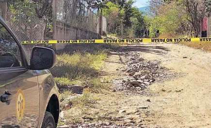  ??  ?? Con arma de fuego. Carlos Funes Portillo fue asesinado por desconocid­os cuando caminaba por una calle rural del caserío Tamera, del cantón Hualamá, en Chapeltiqu­e. La víctima tenía lesiones de bala en diversas partes.