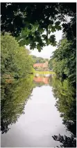  ??  ?? Gartenkuns­t pur: Der Ausblick von der Brücke inszeniert Weite.