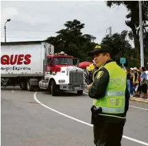  ?? Marco Bello/Reuters ?? Caminhão carregado com ajuda humanitári­a para a Venezuela chega a Cúcuta, na Colômbia