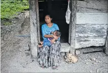  ?? JOHAN ORDÓÑEZ / AFP ?? Pobreza. Claudia Maquín, madre de Jakelin, en su vivienda en Raxruhá.