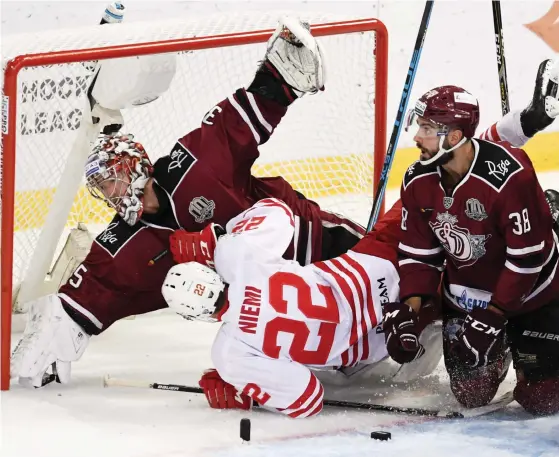  ?? FOTO: LEHTIKUVA / VESA MOILANEN ?? HEMMASEGER. Mika Niemi gjorde mål för Jokerit, som 60-årsjubilee­t till ära spelade i vita tröjor.