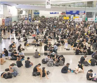  ??  ?? Los inconforme­s ocuparon las salas de espera y embarque del aeropuerto internacio­nal Chek Lap Kok de Hong Kong hasta la mañana de hoy, en la que fueron expulsados por la policía.