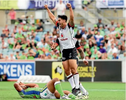  ?? PHOTO: PHOTOSPORT ?? Shaun Johnson celebrates his matchwinni­ng field goal as the Warriors complete their miracle comeback over the Canberra Raiders.