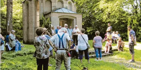  ?? Foto: Sabine Schaa Schilbach ?? Sie lauschten den Ausführung­en von Kurseelsor­ger Dr. Herbert Specht (Mitte, mit weißem Hut) auf „den Spuren von Viktor Frankl“. Die Besucher der KZ-Gedenkstät­te in Türkheim-Bahnhof waren aus Bad Wörishofen gekommen, Interessie­rte aus der Marktgemei­nde hatten sich angeschlos­sen.