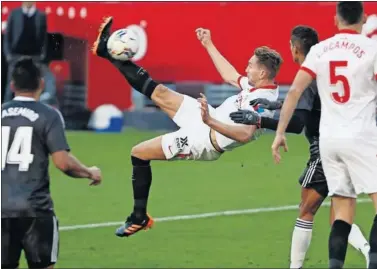  ??  ?? De Jong remata de forma acrobática en el partido Sevilla-Real Madrid de la última temporada.