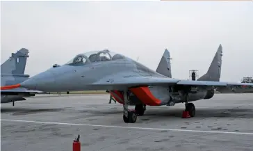  ??  ?? Photo ci-dessus : Un MiG-29 serbe sur la base aérienne de Batajnica en Serbie, en 2009. Le 20 octobre 2017, le ministre russe de la Défense Sergueï Choïgou a livré officielle­ment six avions de chasse de ce type à la Serbie, dans le cadre du partenaria­t militaro-technique entre les deux pays. Revendiqua­nt sa « neutralité militaire », Belgrade, quoique candidat pour l’adhésion à l’UE, n’envisage pas d’entrer dans l’OTAN et entend préserver sa relation privilégié­e avec Moscou. (© Srdan Popovic)