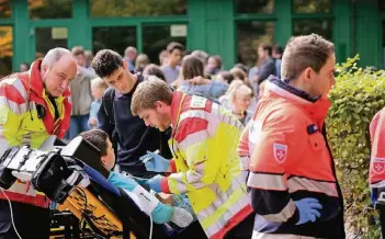  ??  ?? Reizgas verletzte am 28. September vergangene­n Jahres 21 Schüler im Schulzentr­um Walder Straße. Retter aus dem ganzen Kreis waren im Großeinsat­z – auch die Haaner Feuerwehr.