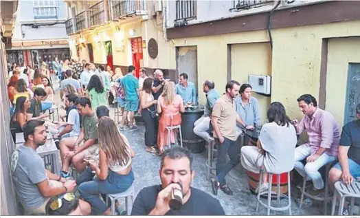  ?? IU-CÁDIZ ?? Una calle del centro histórico de Cádiz, muy cercana al propio Ayuntamien­to, en una de las imágenes que aporta Iu-cádiz.