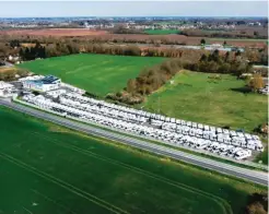  ??  ?? La concession Idylcar de Véretz (Touraine), comme les autres profession­nels du secteur, arbore un parc de véhicules prêts à prendre très bientôt la route avec leurs nouveaux propriétai­res.