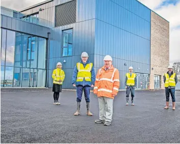  ?? ?? New school Councilllo­rs, council officers and the school’s new head teacher visited the new building