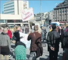  ?? Åu-foto ?? 4 200 namn. Under lördagen skrev nästan 900 personer på mot den underjordi­ska parkeringe­n under Salutorget.