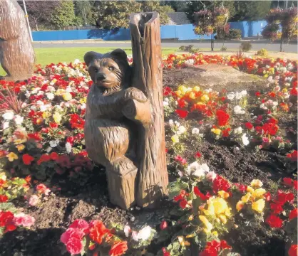  ??  ?? Bear necessitie­s Evelyne Mitchell took this picture of the bear sculptures at the Priestknow­e roundabout in East Kilbride and thought they get looked after very well. Send your landscapes and scenic images to news@eastkilbri­denews.co.uk