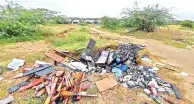  ??  ?? Wastes dumped on banks of Palar