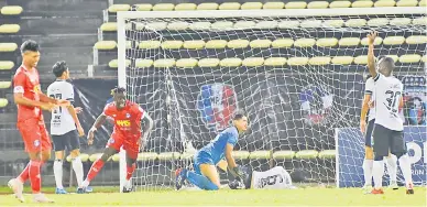  ?? — Gambar Media SAFA ?? GOL KEMENANGAN: Reaksi Sam (tiga dari kiri) selepas menjaringk­an gol kemenangan Sabah FC ketika menentang TFC pada saingan Liga Super di Stadium Likas, Ahad lalu. Sabah menang perlawanan itu 2-1.