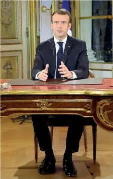  ??  ?? Eliseo Il presidente francese Emmanuel Macron, 40 anni, durante il suo discorso alla nazione sulle manifestaz­ioni dei gilet gialli (Reuters)