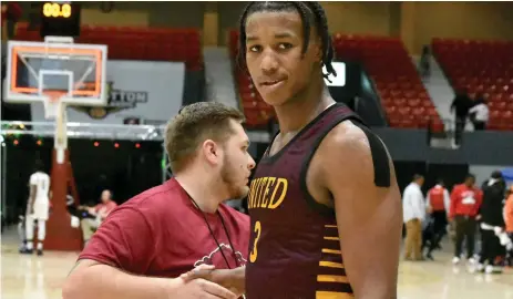  ?? (Pine Bluff
Commercial/I.C. Murrell) ?? Wesley Yates of Beaumont (Texas) United is congratula­ted after making the championsh­ip-winning basket in the King Bracket of the King Cotton Holiday Classic on Thursday.