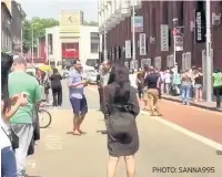  ?? PHOTO: SANNA995 ?? Shoppers spill out after a scare in Ealing Broadway