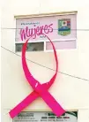  ??  ?? El lazo rosa recuerda a todas aquellas mujeres que han sido víctimas del cáncer de mama