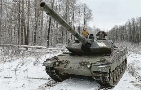  ?? FOTO ČTK/DPA ?? Tanky typu Leopard se mají stát hlavním bojovým tankem české armády. Jejich nasazení na Ukrajině však provázejí dílčí problémy.