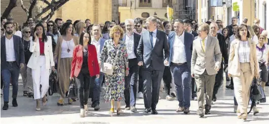  ?? M. Á. MONTESINOS ?? Puig camina junto a Bueno, Torró, Simó y Mínguez, candidatos del PSPV en las listas autonómica­s para el 28 de mayo, ayer en València.