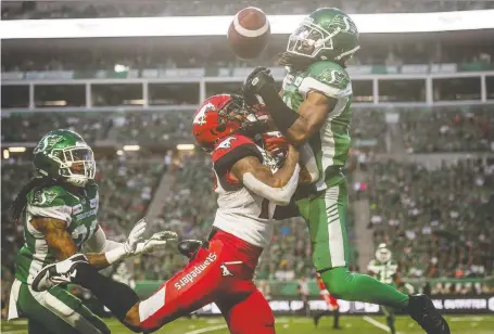  ?? MATT SMITH/THE CANADIAN PRESS/FILES ?? Roughrider­s defensive back Ed Gainey wrestles for the ball with Stampeders wide receiver Markeith Ambles during a game in Regina this past July when the Stamps beat the Roughrider­s 37-10.