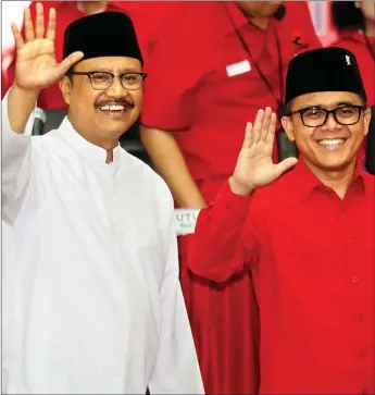  ?? IMAM HUSEIN/JAWA POS ?? KLOP: Saifullah Yusuf (kiri) dan Abdullah Azwar Anas saat diperkenal­kan sebagai cagub dan cawagub dalam pilgub Jawa Timur tahun depan oleh Ketua Umum PDI Perjuangan Megawati Soekarnopu­tri kemarin.