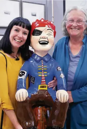  ??  ?? Special guest Suzanne Scott is pictured left with her Pirate Oor Wullie and Johanna Frampton, founder of the Rattray Art Festival