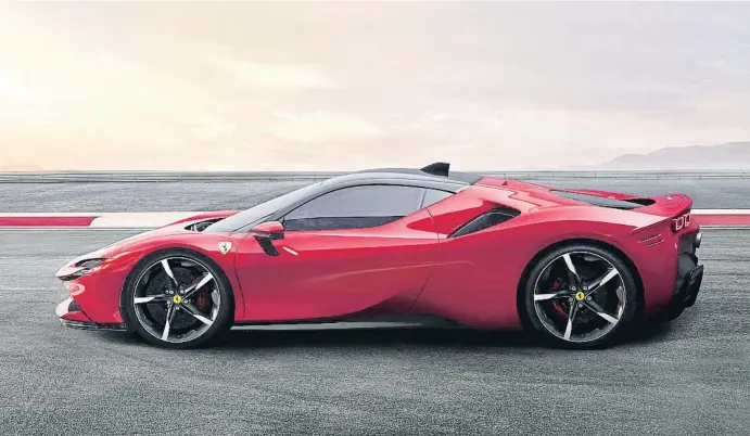  ??  ?? L’SF90 Stradale és tecnologia punta i commemora els 90 anys del naixement de la Scuderia El preu serà entre els 350.000 euros del 812 Superfast i els 1,2 milions del LaFerrari