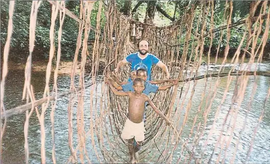  ?? CASA AFRICA ?? Testimonis. José Antonio Soria, al Camerun, i Pilar Cacho (a baix), a Zimbàbue, són dos dels 55 entrevista­tsen el projecte Memòria