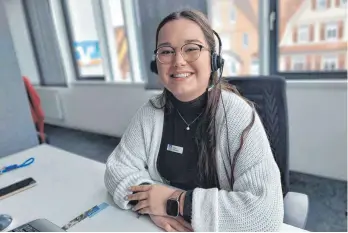  ?? FOTO: ?? Amina Salkanovic macht ihr Job bei der VR-Bank Ostalb enormen Spaß. In der Freizeit geht es häufiger etwas bunter zu – und das Bank-Outfit braucht es dabei auch nicht.