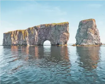  ??  ?? Saviez-vous que le rocher Percé a déjà compté trois arches? − Gracieuset­é