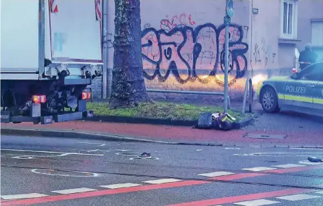  ?? FOTO: LOTHAR STRÜCKEN ?? An der Kreuzung Seyffardts­traße/ Gladbacher Straße sind die Spuren des tragischen Unfalls deutlich zu sehen. Mit weißer Farbe hat die Polizei wichtige Details zum Unfallherg­ang markiert. Später am Tag legen Anwohner Blumen an den Unfallort und stellen...