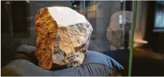  ?? Foto: Sebastian Gollnow, dpa ?? Der Meteorit „Blaubeuren“ist bereits vor etwa 10000 Jahren auf der Schwäbisch­en Alb eingeschla­gen.