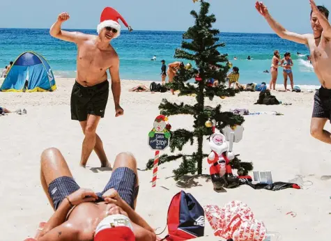  ?? Foto: Jenny Evans/dpa ?? So stellt man sich Weihnachte­n in „Down Under“gemeinhin vor: Sonne, Meer, Sand, Plastikbau­m. Anna von Hohenegg hat einen anderen Eindruck gewonnen – was auch da ran liegen mag, dass sie direkt am Outback lebt, einer wüstenarti­gen Landschaft im Herzen...