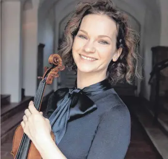  ?? FOTO: DANA VAN LEEUWEN ?? Die Geigenvirt­uosin Hilary Hahn ist als Interpreti­n der großen klassische­n Werke berühmt geworden. Aber die 39-jährige US-Amerikaner­in liebt es, Grenzen zu überschrei­ten.