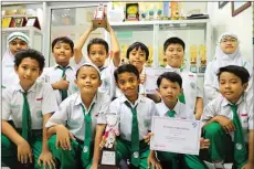  ??  ?? DUA POSISI: Tim Robotik SD Al Falah Surabaya berhasil menyabet juara I dan II ASEAN MATE Underwater Robot Competitio­n 2017 di Lapangan KONI pada 15–16 April. ANTIN IRSANTI/JAWA POS