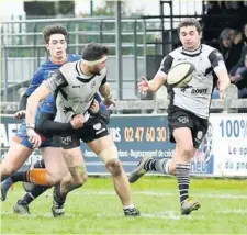  ?? Photo Alain Biais ?? Les Poitevins (en blanc et noir) ont gagné à Tours pour la première fois depuis vingt-cinq ans.