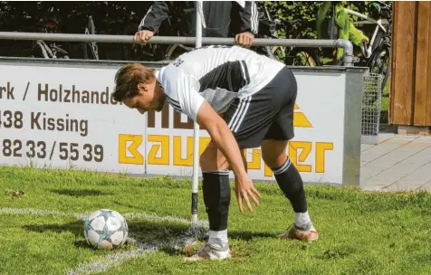  ?? Foto: Sebastian Richly ?? Gleich zwei Ecken von Spielertra­iner Maximilian Merwald führten am Sonntag gegen Langenmose­n zu Toren. Das soll auch im Nachholspi­el gegen Adelzhause­n am Dienstagab­end wieder funktionie­ren.