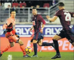  ??  ?? CERTERO. Lejeune, ante Tyton para marcar el tercer gol del Eibar.