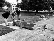  ?? JILL ZEMAN BLEED/AP ?? State workers examine damage to the 6,000-pound granite monument Wednesday at the Capitol in Little Rock, Ark.