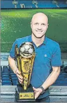  ??  ?? Jordi Cruyff con la Copa Toto de Israel