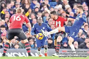  ??  ?? AKSI pemain Chelsea dan Southampto­n ketika seri tanpa jaringan di Stamford Bridge.