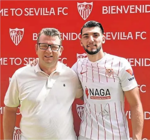  ?? // ABC ?? Rafa Mir, junto a su padre, Magín, en el estadio Ramón Sánchez-Pizjuán