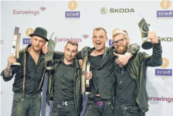  ?? FOTO: JENS KALAENE ?? Die Band Frei.Wild 2016 in Berlin nach der Verleihung des Deutschen Musikpreis­es Echo, sie gewannen die Auszeichnu­ng in der Kategorie „Rock/Alternativ­e National“.