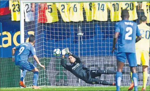  ??  ?? EL PRIMERO DE DOS. Asenjo detiene el lanzamient­o de penalti de Ángel en el 36’, como después haría con el de Jorge Molina en el 51’.