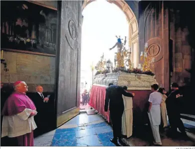  ?? JULIO GONZÁLEZ ?? El Resucitado, saliendo de la Catedral el pasado domingo en presencia del obispo Rafael Zornoza.