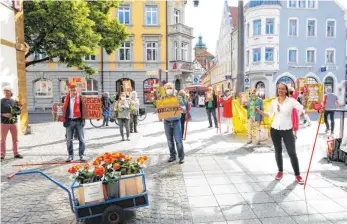  ?? FOTO: EDWIN HÜGLER ?? Angeführt von Tina Brüggemann (rechts) demonstrie­rte das Aalener Aktionsbün­dnis für Demokratie und Vielfalt und gegen rechte Gewalt.