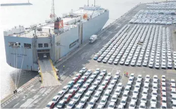  ?? FOTO: DPA ?? Fahrzeuge von VW stehen im Hafen von Emden zur Verschiffu­ng bereit: Inoffiziel­l soll die Untersuchu­ng zur Einführung von US-Zöllen auf Autos abgeschlos­sen sein. Das Ergebnis wird mit Spannung erwartet.