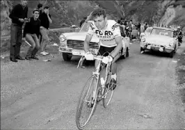  ?? (Photo Collection Violet) ?? Lucien Aimar sur le Tour de France  qu’il remporte, à l’âge de  ans.